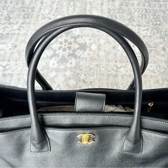 CHANEL Black Leather Medium Executive Cerf Tote - New Pristine Condition - Picture 3 of 14
